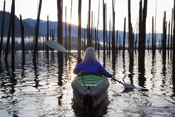Chica Kayak en un lago —  Fotos de Stock