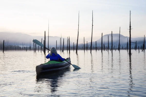 Mädchen paddelt in einem See — Stockfoto