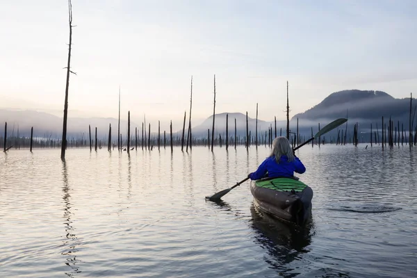 Mädchen paddelt in einem See — Stockfoto