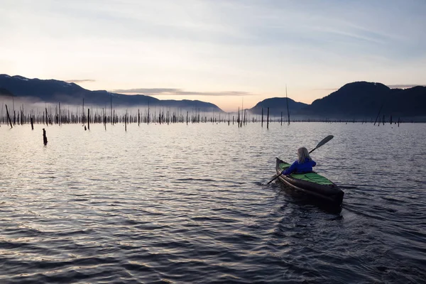 Kajakfahren in einem See — Stockfoto