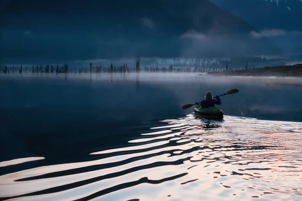 Каякинг в озере — стоковое фото