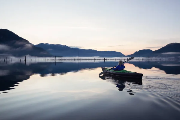 Caiaque em um lago — Fotografia de Stock