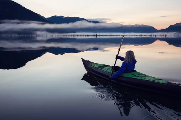 Kajakfahren in einem See — Stockfoto