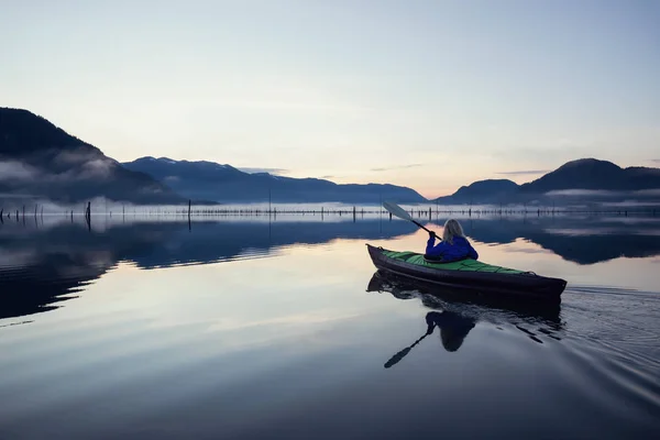 Bir gölde Kayak — Stok fotoğraf