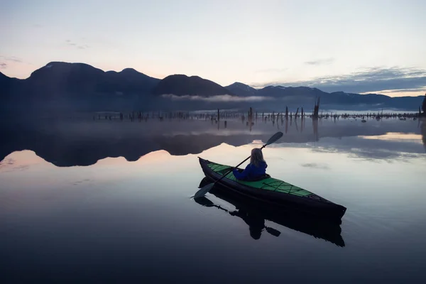 Kajakpaddling i en sjö — Stockfoto