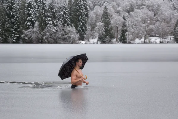 Hombre Con Paraguas Está Lago Helado Tomado Alice Lake Squamish — Foto de Stock