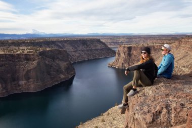 Bir uçurumun kenarında oturan ve güzel manzara zevk arkadaş. Cove Palisades State Park Oregon, Kuzey Amerika alınan.