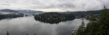 Taş ocağı en iyi Rock derin Koyu'ndan güzel panoramik manzaralı. North Vancouver, British Columbia, Kanada, bir canlı kış sabahı sırasında alınan.