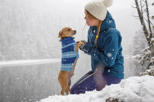 Chica Jugando Con Perro Nieve Tomado Cerca Squamish Whistler Norte — Foto de Stock