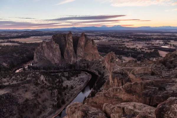 Meglepő Táj Híres Hely Smith Rock Felhős Téli Naplemente Alatt — Stock Fotó