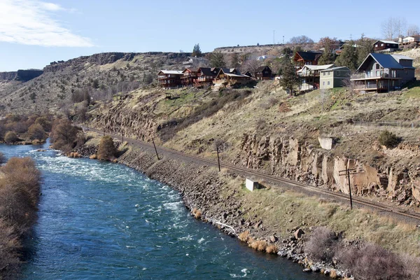 Vista Las Casas Residenciales Junto Río Durante Vibrante Día Invierno — Foto de Stock