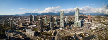Burnaby, büyük Vancouver, British Columbia, Kanada - 3 Mart 2018: Hava panoramik Brentwood alışveriş merkezi ve konut binalar.