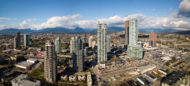 Burnaby, büyük Vancouver, British Columbia, Kanada - 3 Mart 2018: Hava panoramik Brentwood alışveriş merkezi ve konut binalar.