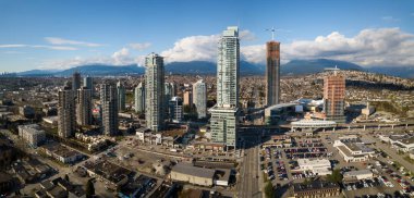 Burnaby, büyük Vancouver, British Columbia, Kanada - 3 Mart 2018: Hava panoramik Brentwood alışveriş merkezi ve konut binalar.