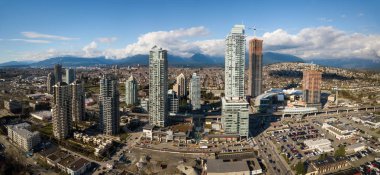 Burnaby, büyük Vancouver, British Columbia, Kanada - 3 Mart 2018: Hava panoramik Brentwood alışveriş merkezi ve konut binalar.