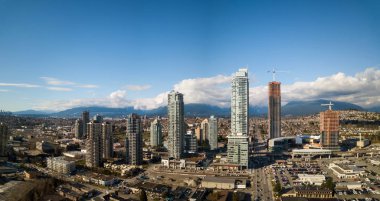 Burnaby, büyük Vancouver, British Columbia, Kanada - 3 Mart 2018: Hava panoramik Brentwood alışveriş merkezi ve konut binalar.
