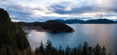 Horseshoe Bay Howe ses hava panoramik manzaralı canlı bir bulutlu gün batımı sırasında. Alınan Batı Vancouver, British Columbia, Kanada.