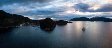 Horseshoe Bay Howe ses hava panoramik manzaralı canlı bir bulutlu gün batımı sırasında. Alınan Batı Vancouver, British Columbia, Kanada.