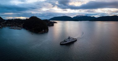 Horseshoe Bay Howe ses hava panoramik manzaralı canlı bir bulutlu gün batımı sırasında. Alınan Batı Vancouver, British Columbia, Kanada.