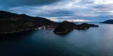 Horseshoe Bay Howe ses hava panoramik manzaralı canlı bir bulutlu gün batımı sırasında. Alınan Batı Vancouver, British Columbia, Kanada.