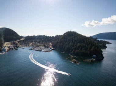 Horseshoe Bay Howe ses hava panoramik manzaralı canlı bir güneşli gün boyunca. Alınan Batı Vancouver, British Columbia, Kanada.