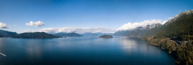 Horseshoe Bay Howe ses hava panoramik manzaralı canlı bir güneşli gün boyunca. Alınan Batı Vancouver, British Columbia, Kanada.