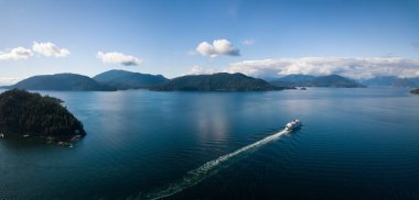 Horseshoe Bay Howe ses hava panoramik manzaralı canlı bir güneşli gün boyunca. Alınan Batı Vancouver, British Columbia, Kanada.