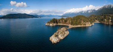 Whytecliff Park hava panoramik manzaralı canlı bir güneşli gün boyunca. Horseshoe Bay, Batı Vancouver, British Columbia, Kanada alınan.