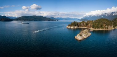 Whytecliff Park hava panoramik manzaralı canlı bir güneşli gün boyunca. Horseshoe Bay, Batı Vancouver, British Columbia, Kanada alınan.