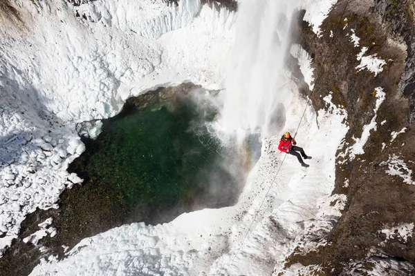 Τολμηρός Νεαρός Είναι Rappeling Κάτω Από Έναν Απότομο Βράχο Δίπλα — Φωτογραφία Αρχείου