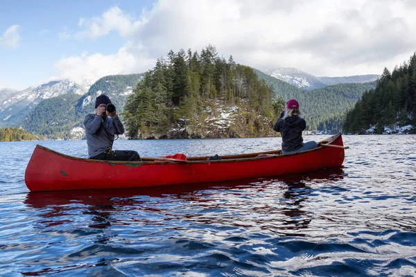 Par Amigos Una Canoa Madera Están Remando Una Ensenada Rodeada —  Fotos de Stock