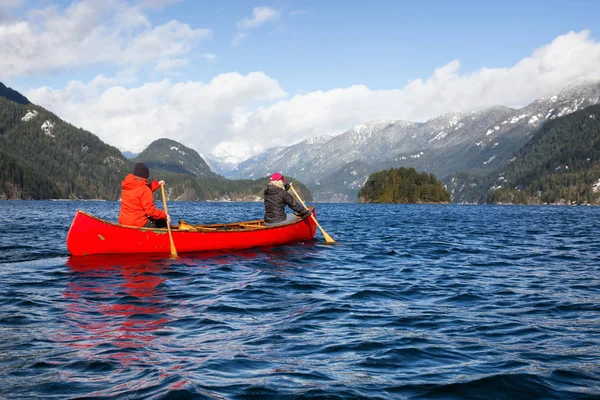 Alguns Amigos Uma Canoa Madeira Estão Remando Uma Entrada Cercada — Fotografia de Stock