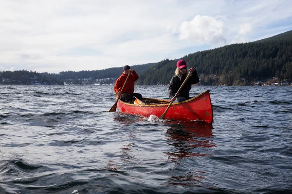 Ahşap Bir Kano Üzerinde Çift Arkadaşlar Kanada Dağlarla Çevrili Bir — Stok fotoğraf