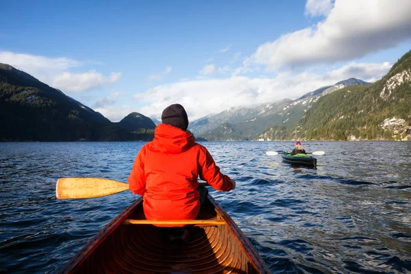 在一个刮风的冬日里 一只木独木舟上的人在划船 印度的手臂 温哥华北部 不列颠哥伦比亚省 加拿大 — 图库照片