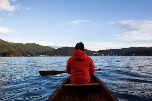 Homem Uma Canoa Madeira Está Remando Durante Dia Ventoso Inverno — Fotografia de Stock