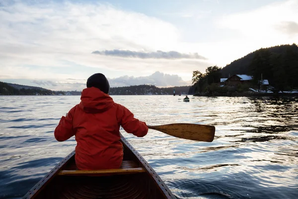 Homem Uma Canoa Madeira Está Remando Durante Pôr Sol Vibrante — Fotografia de Stock