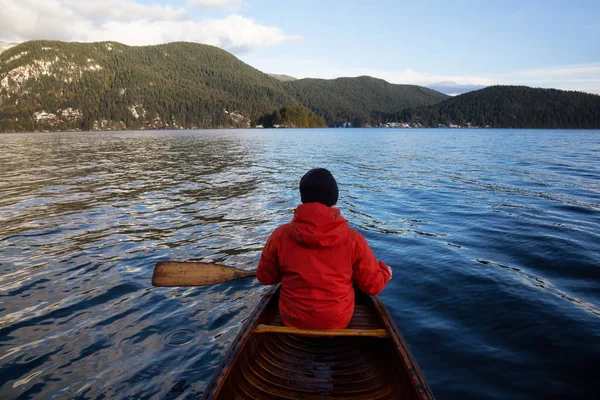 風の強い冬の日の間に木製のカヌーの男性を漕ぐ 北のバンクーバー ブリティッシュ コロンビア カナダ インドの腕の撮影 — ストック写真
