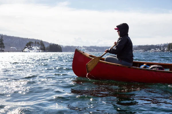 Menina Aventurosa Uma Canoa Madeira Está Remando Uma Entrada Cercada — Fotografia de Stock