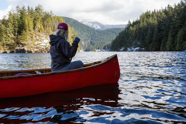 Para Przyjaciół Drewnianych Canoe Wiosłowaniu Wlot Otoczony Kanadyjskich Gór Podjęte — Zdjęcie stockowe