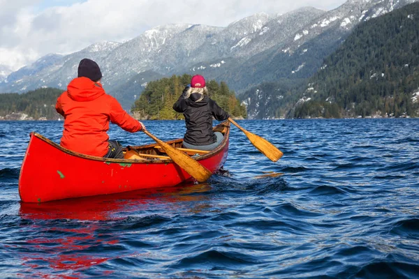 一对夫妇的朋友在一个木独木舟上划在一个入口 由加拿大山脉包围 印度的手臂 靠近深湾 温哥华 不列颠哥伦比亚省 加拿大 — 图库照片