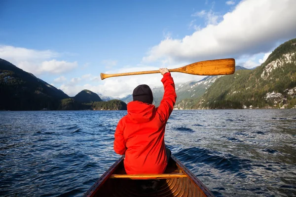一只木独木舟上的人把他的桨举在空中 印度的手臂 温哥华北部 不列颠哥伦比亚省 加拿大 — 图库照片
