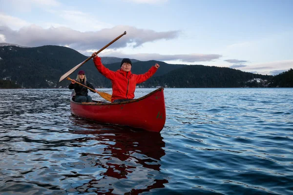 Alguns Amigos Uma Canoa Madeira Estão Remando Uma Entrada Cercada — Fotografia de Stock