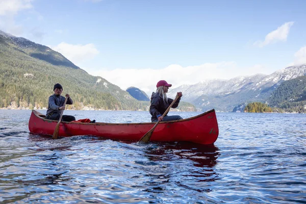 Para Przyjaciół Drewnianych Canoe Wiosłowaniu Wlot Otoczony Kanadyjskich Gór Podjęte — Zdjęcie stockowe