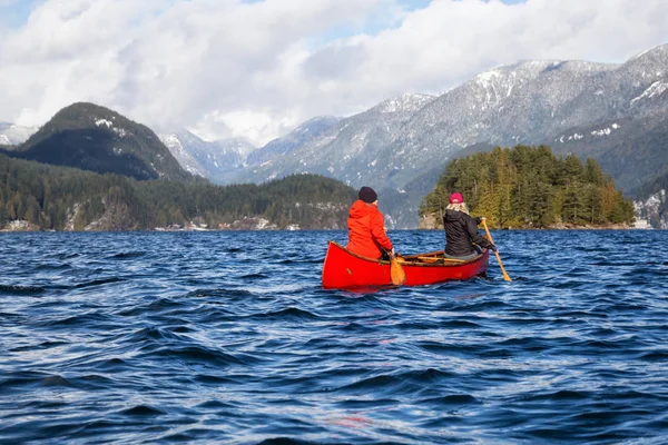 Para Przyjaciół Drewnianych Canoe Wiosłowaniu Wlot Otoczony Kanadyjskich Gór Podjęte — Zdjęcie stockowe