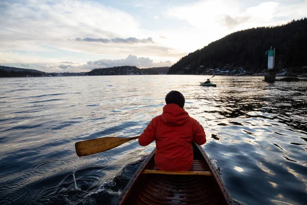 Homem Uma Canoa Madeira Está Remando Durante Pôr Sol Vibrante — Fotografia de Stock