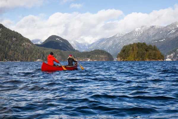 카누에 친구는 캐나다 산으로 둘러싸인 입구에 밴쿠버 브리티시 컬럼비아 캐나다 — 스톡 사진