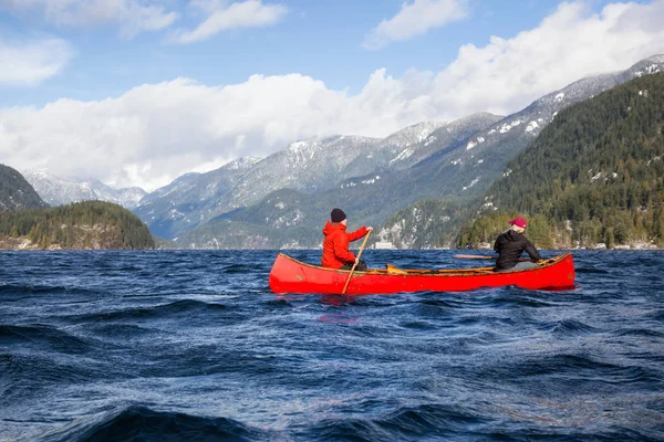 Para Przyjaciół Drewnianych Canoe Wiosłowaniu Wlot Otoczony Kanadyjskich Gór Podjęte — Zdjęcie stockowe