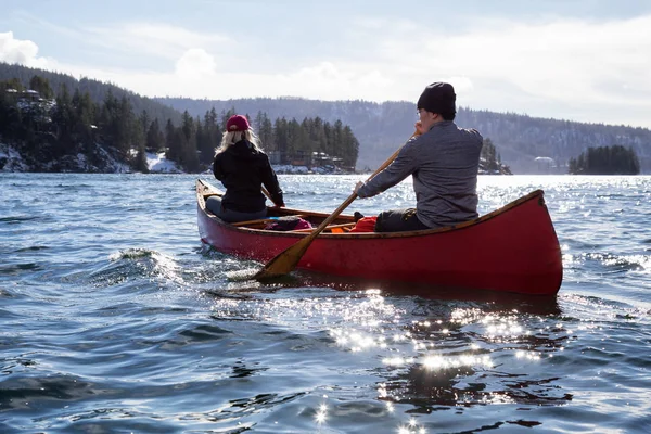 Några Vänner Trä Kanot Paddling Vik Omgiven Kanadensiska Berg Tagit — Stockfoto