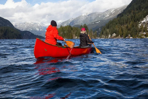 Para Przyjaciół Drewnianych Canoe Wiosłowaniu Wlot Otoczony Kanadyjskich Gór Podjęte — Zdjęcie stockowe