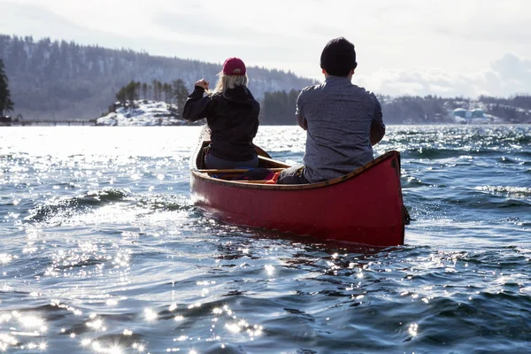 카누에 친구는 캐나다 산으로 둘러싸인 입구에 밴쿠버 브리티시 컬럼비아 캐나다 — 스톡 사진